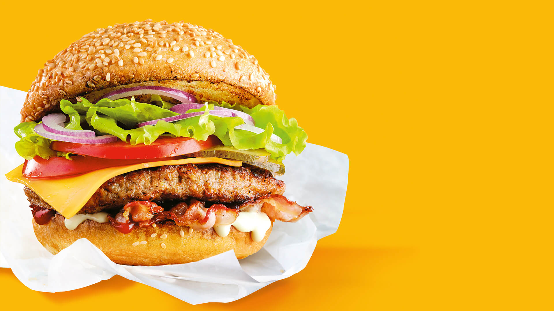 Burger viande sur fond jaune du catalogue Burger 2023 Passionfroid réalisé par Becom.paris